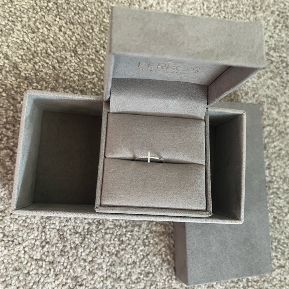 Elegant white gold initial T ring - Picture 1 of 6